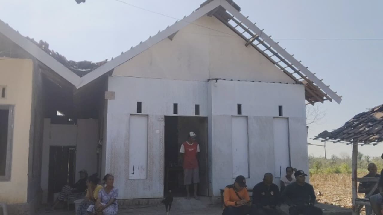 Angin Mengamuk, Atap Tiga Rumah Terbang
