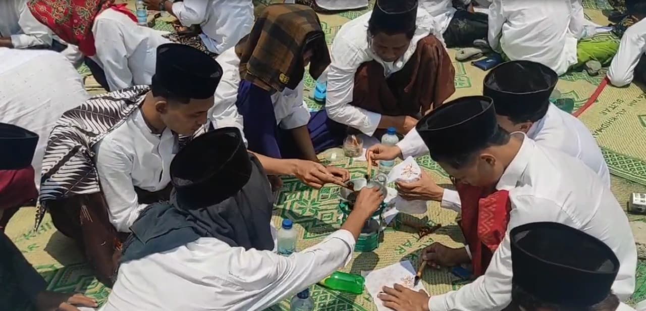 Ribuan Canting Menari di Lirboyo, 10 Ribu Santri Sabet Rekor Dunia Membatik
