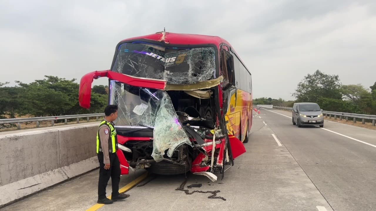 Bus Tabrak Belakang Truk Kontainer, Tujuh Orang Luka-Luka