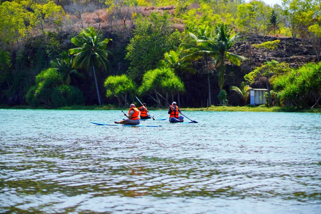 Sensasi Bermain Paddle Board di Muara Pantai Ngiroboyo Pacitan