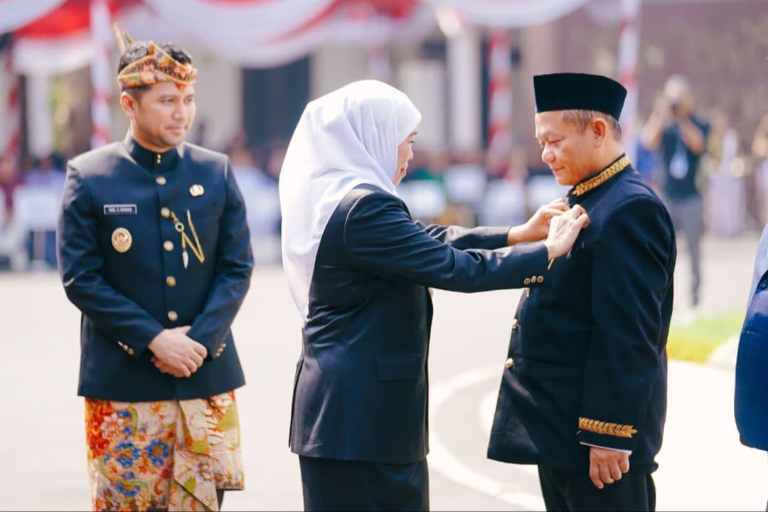 Menperin Sarmuji Terima Penghargaan Lencana Jer Basuki Mawa Beya dari Pemprov Jatim