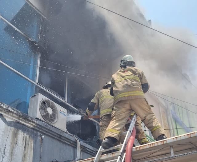 Kantor Notaris di Jalan Ngagel Surabaya Terbakar, Kerugian Capai Ratusan Juta Rupiah