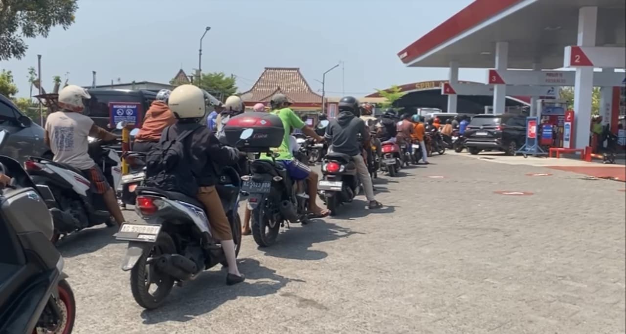 Antrean Pertalite Mengular di Blitar, Warga Rela Berdiri Berjam-jam Demi BBM Bersubsidi