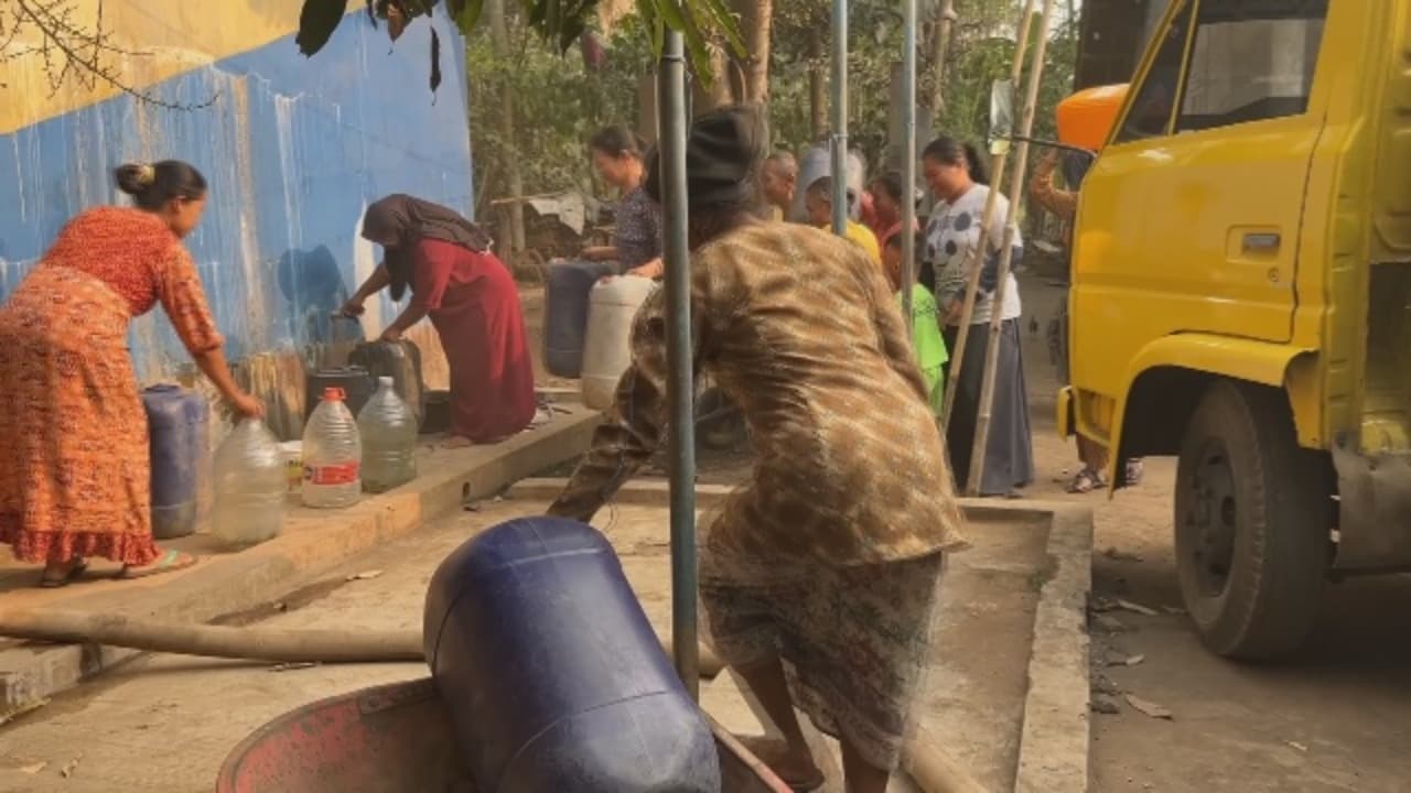 Kemarau Menggila, Warga Berebut Air Bersih