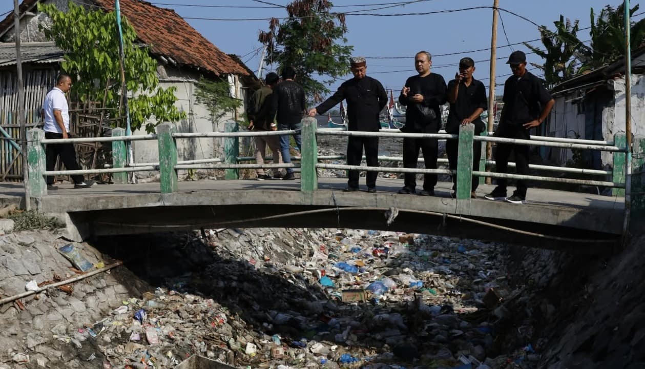 Meski Telah Dibersihkan Sampah Sungai Kalimati Kembali Menumpuk