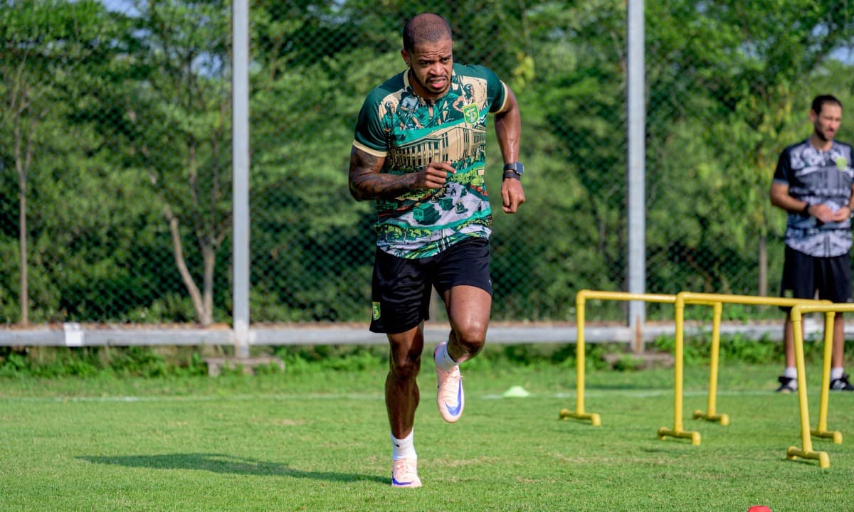 Tampil Produktif Bersama Persebaya, Alex Martins Senang