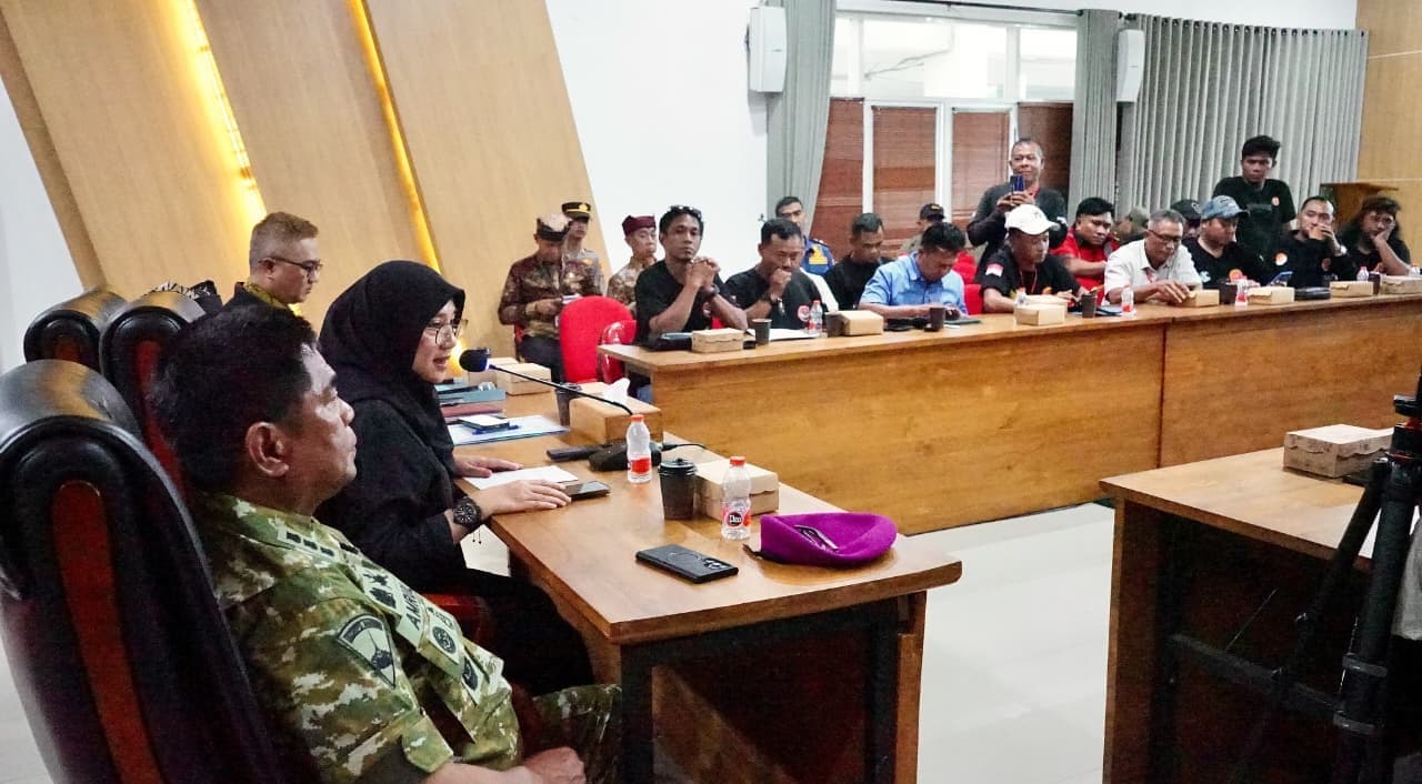 Bupati Ipuk dan Sopir Truk Bahas Solusi Kemacetan Pelabuhan Ketapang