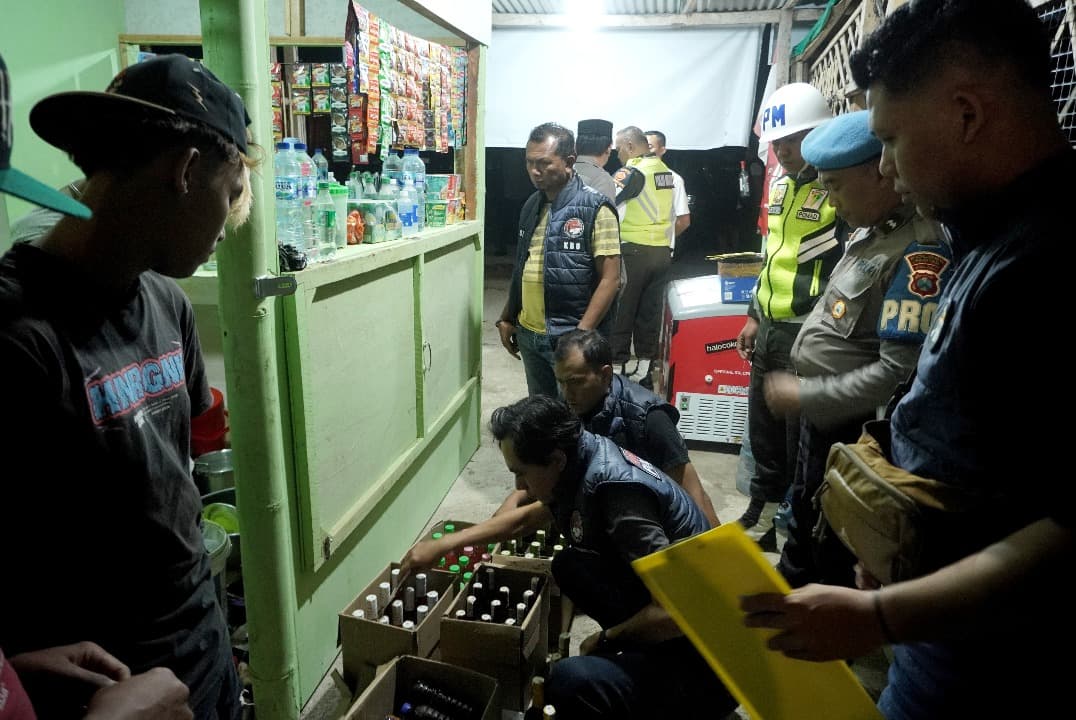 Razia Kafe dan THM Pacitan, Polisi Temukan Pesta Miras di Kawasan Pantai Pancer Dorr