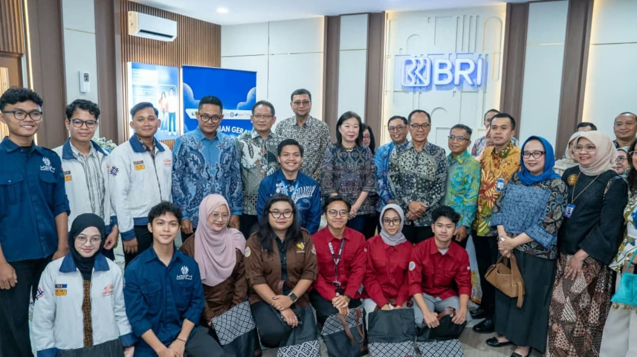 Bentuk Anak Muda Cerdas Finansial, BRI Peduli Aktif di Universitas Airlangga Lewat Gerai CERDAS PeKA