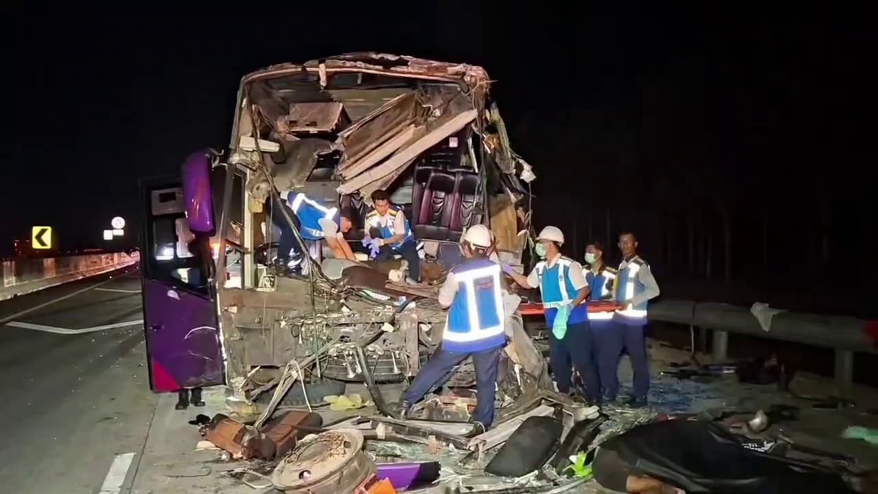 Bus Pariwisata Tabrak Truk di Tol Solo–Ngawi, Tiga Orang Tewas dan 18 Luka-Luka