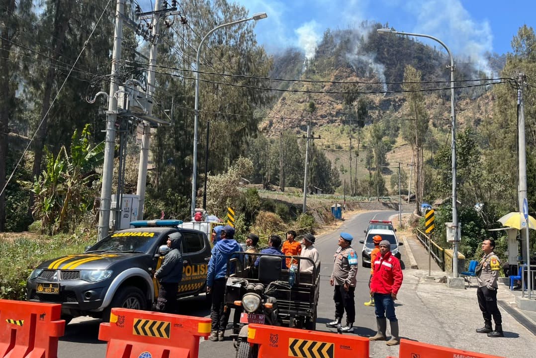 Karhutla Kembali Muncul di Perbukitan Bromo, Kapolsek Panjat Tebing 75 Derajat untuk Padamkan Api