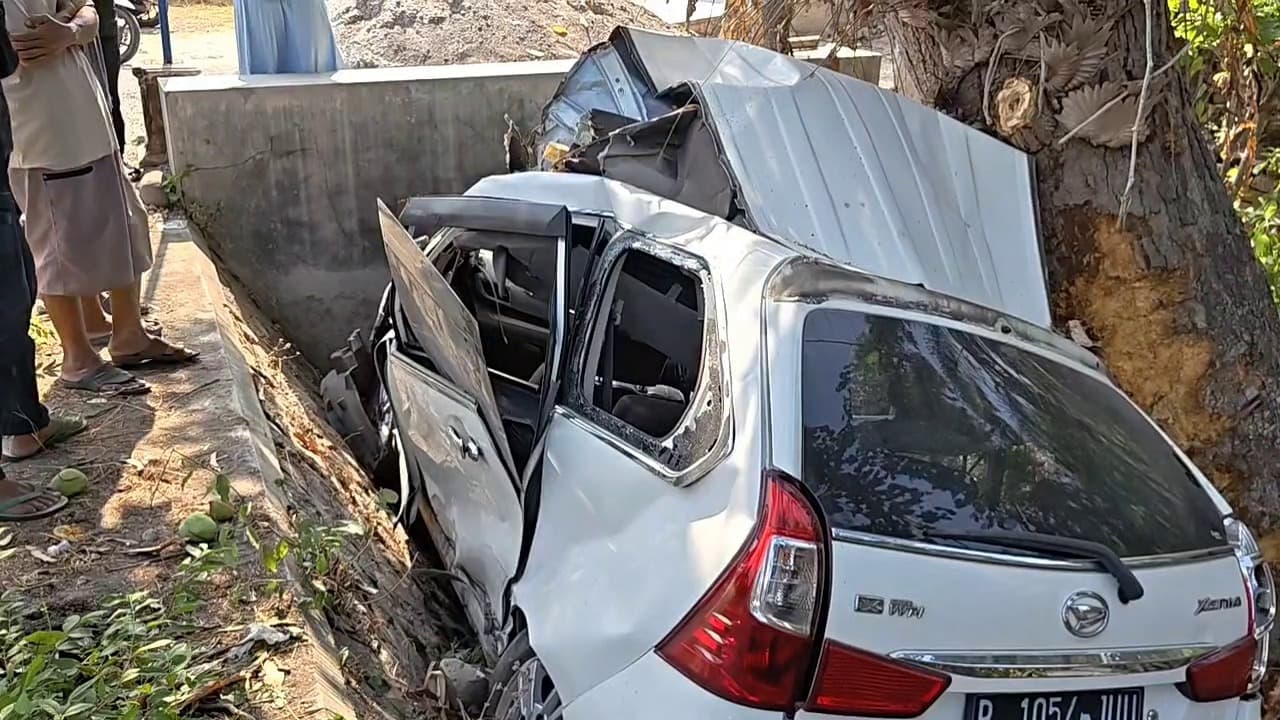 Diduga Mengantuk, Minibus Ringsek Parah Setelah Masuk Parit di Ponorogo