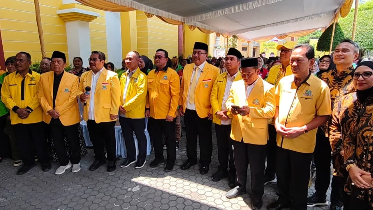 HUT Ke-62 Golkar: DPD Jatim Gelar Syukuran dan Bagikan Ratusan Sembako untuk Ojol di Surabaya