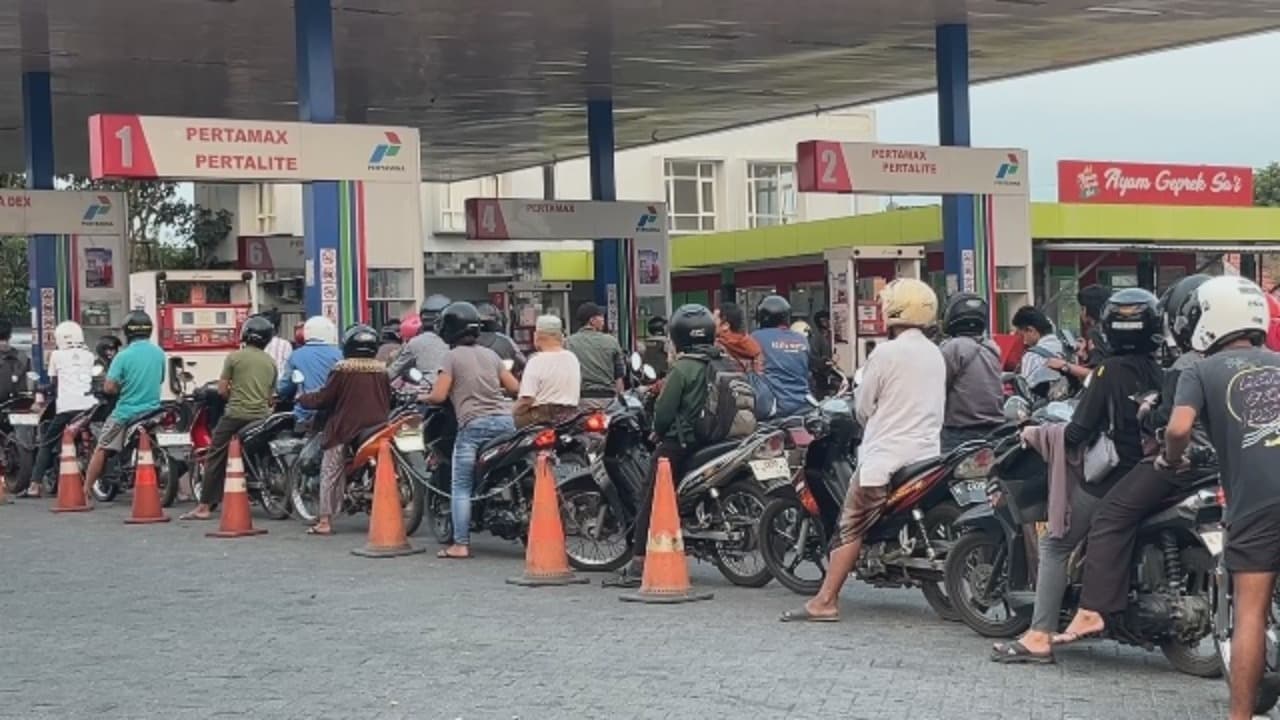 Lonjakan Permintaan Picu Antrean Pertalite