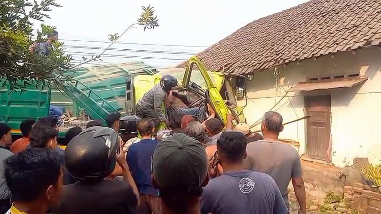 Truk Tronton Tabrak Toko dan Rumah Sampai Hancur di Jombang