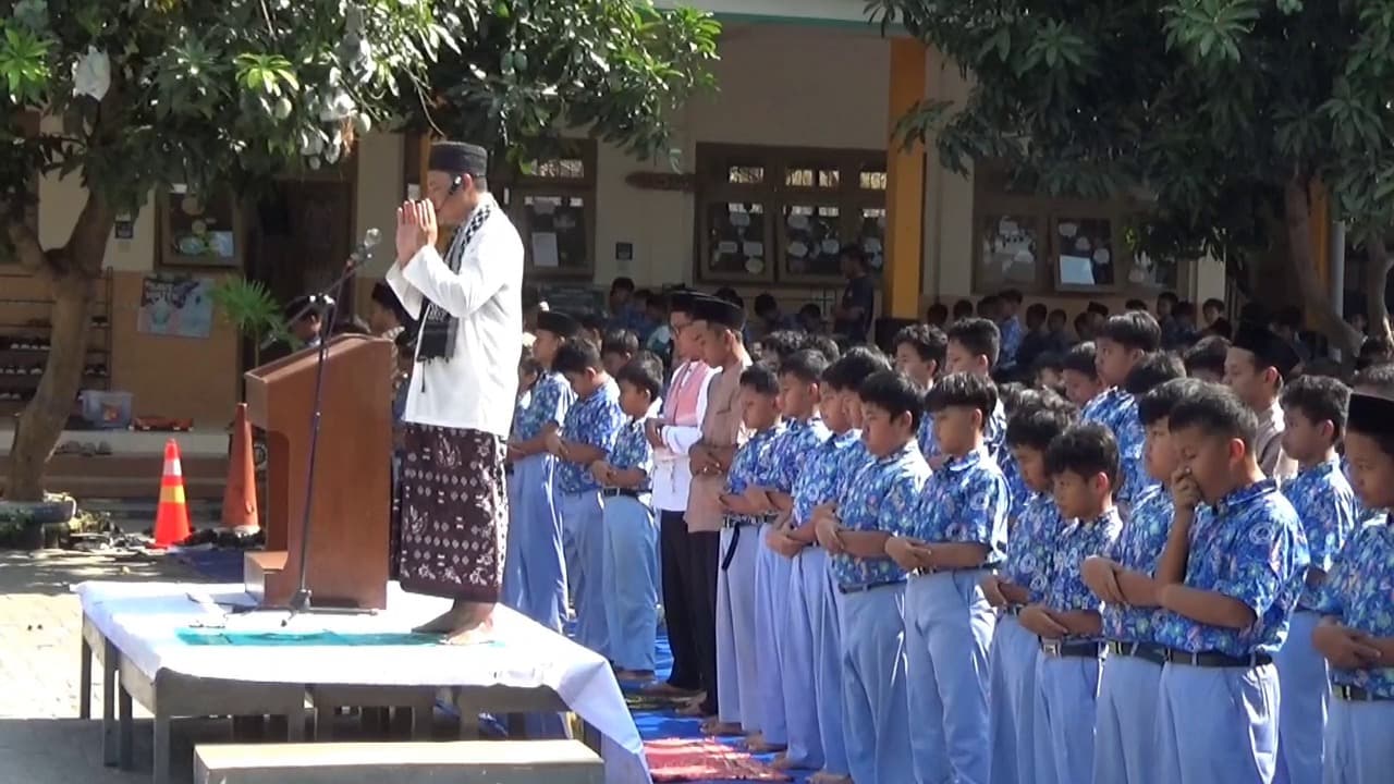 825 Jamaah MI Plus Al-Islam Dagangan Gelar Salat Istisqa, Berharap Hujan Segera Turun