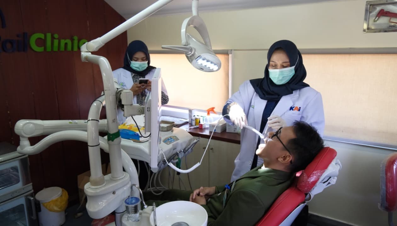 Tak Hanya Angkut Penumpang, KAI Daop 9 Jember Beri Layanan Kesehatan dan Literasi di Singojuruh