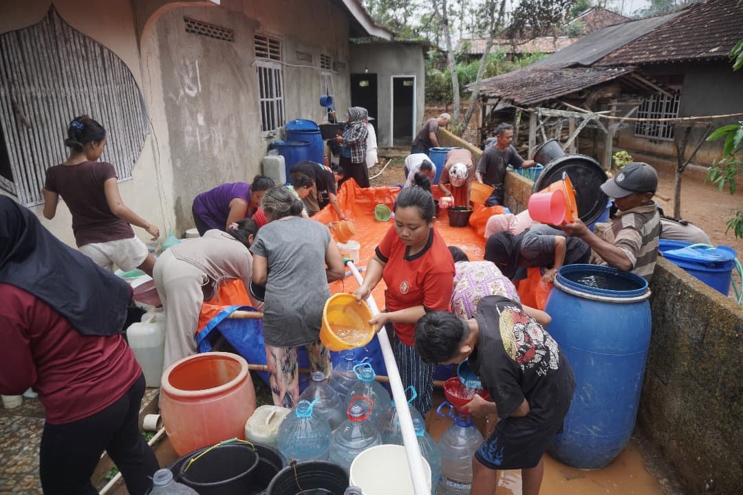Ngedolemas.id Salurkan 20 Tangki Air Bersih, Warga Pundung Berebut Bantuan