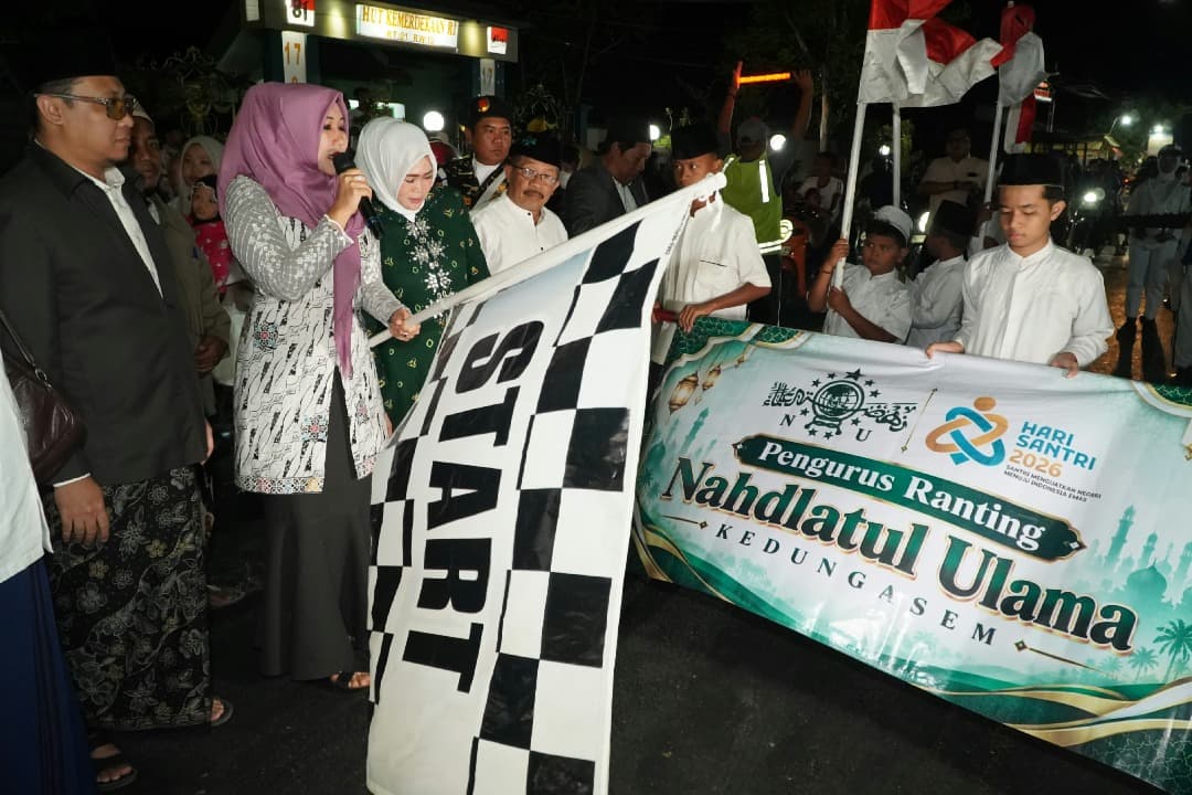 Senator Lia Istifhama Lepas Kirab Hari Santri 2026 di Probolinggo