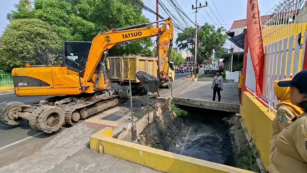 Sampah Jadi Pemicu Sumbatan, Saluran Drainase MT Haryono Madiun Dikeruk