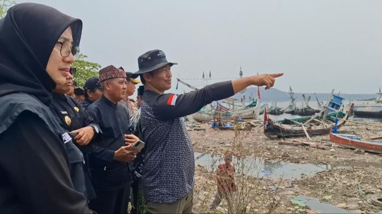 Aksi Bersih Sungai Kalimati Muncar, Bupati Ipuk Imbau Warga Stop Buang Sampah Sembarangan