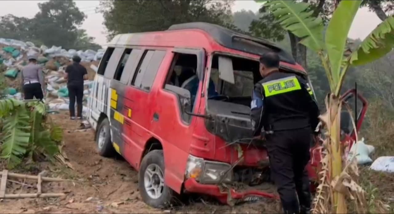 Usai Berwisata dari Batu, Elf Asal Bojonegoro Tabrak Tebing di Jalur Cangar-Pacet