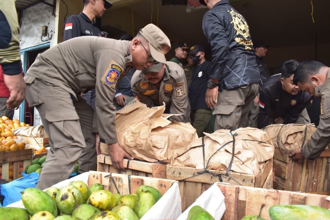 Satpol PP Surabaya Segel Tujuh Kios Buah di Tambak Mayor–Tanjungsari