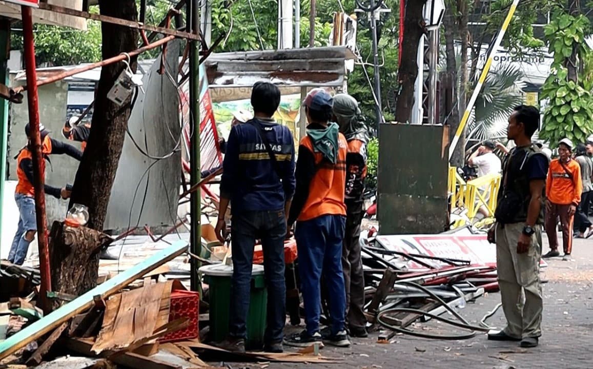Pemkot Surabaya Bongkar 35 Lapak PKL di Jalan Embong Blimbing