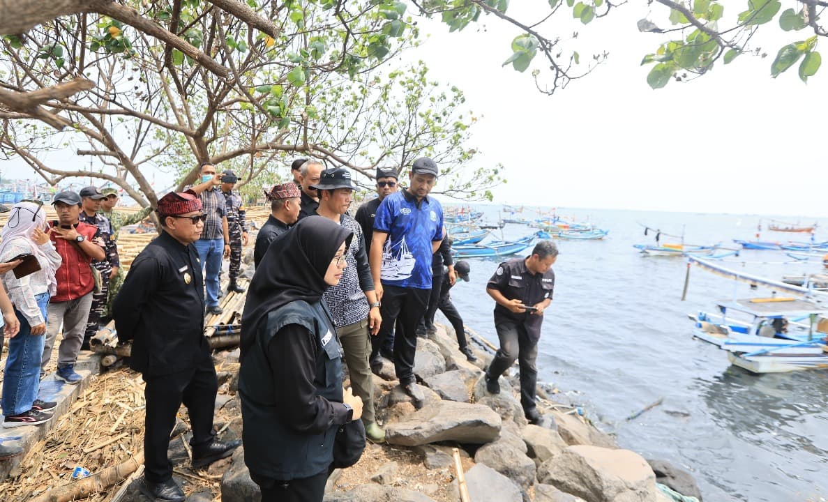 Bersih-bersih Sungai Kalimati Muncar Terus Berlanjut, Kini Fokus ke Muara dan Pasang Trash Barrier