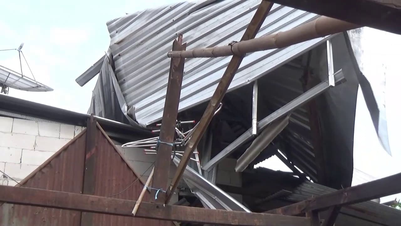Puluhan Rumah Terdampak Hujan dan Angin Kencang, Lansia Tertimpa Atap