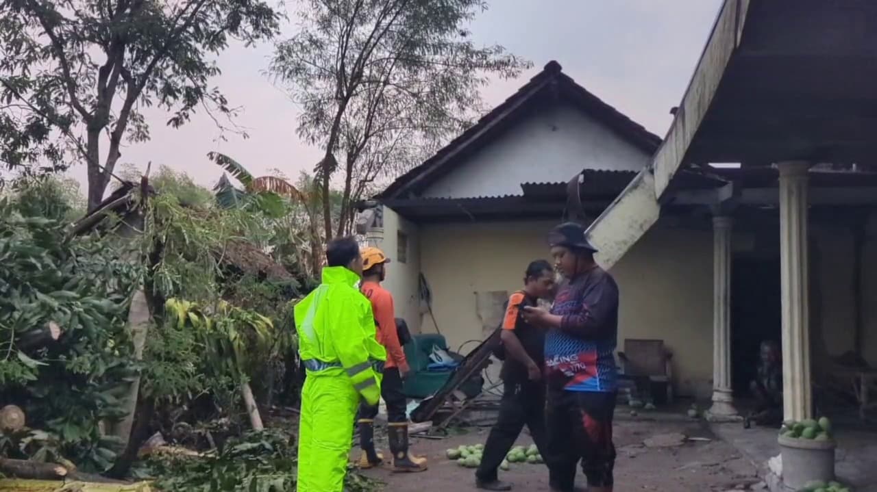 Diterjang Angin Kencang, Belasan Rumah di Kartoharjo Rusak