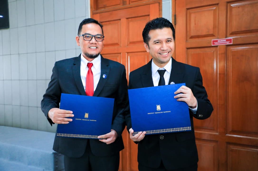 Raih Lulusan Terbaik Profesi Insinyur ITB, Emil Tekankan Perencanaan Pembangunan Berkelanjutan