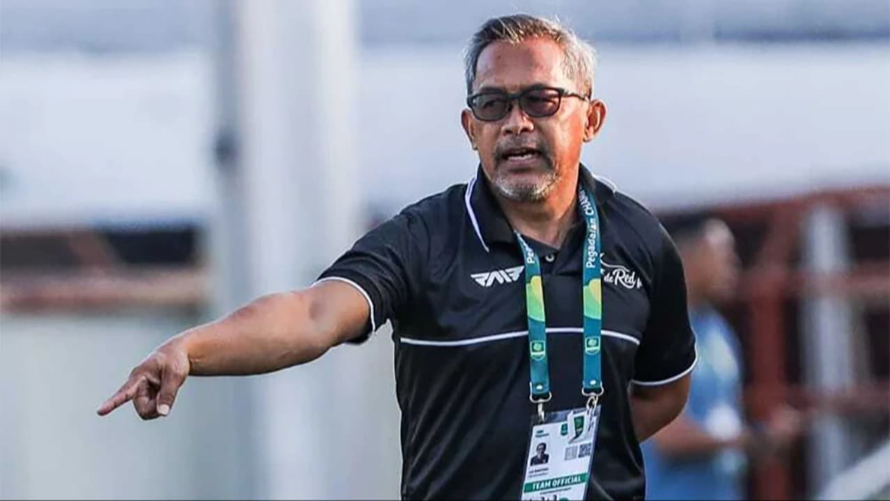 De Red Kehilangan Dua Pemain, Aji Santoso Bidik Poin di Markas Deltras FC