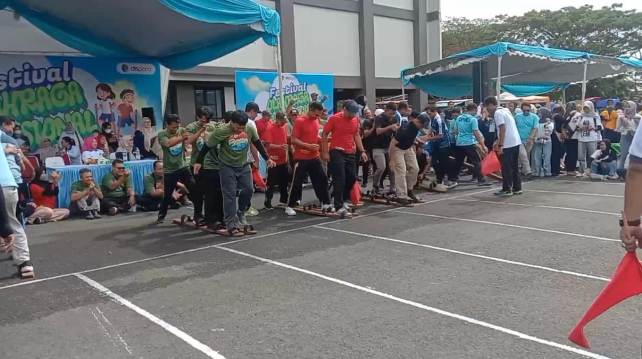 Aksi Unik Ratusan Pegawai Pemkab, GOR Lembu Peteng Mendadak Meriah Lewat Olahraga Tradisional